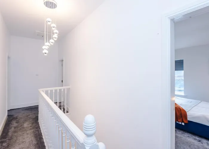 Sleek 6 Bedroom Abode In Apartman