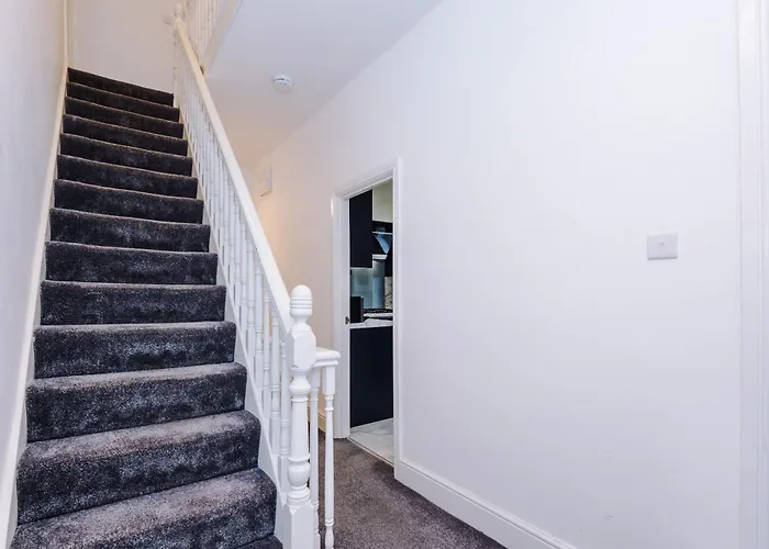 Sleek 6 Bedroom Abode In *