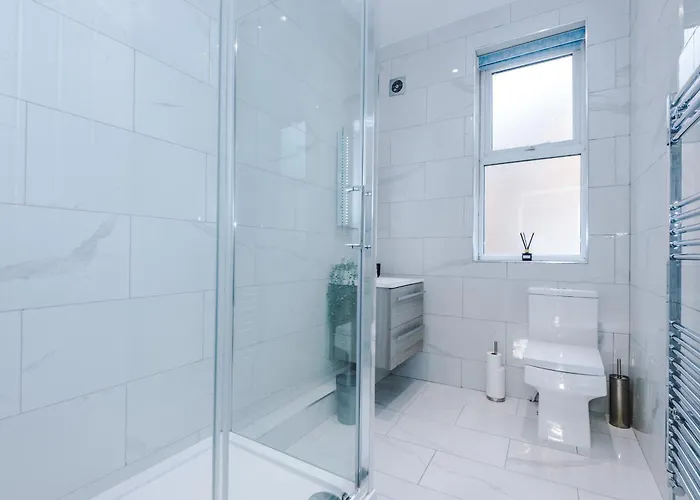 Sleek 6 Bedroom Abode In Apartman *