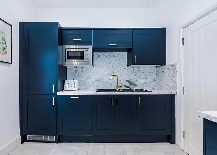 Sleek 6 Bedroom Abode In Apartman *