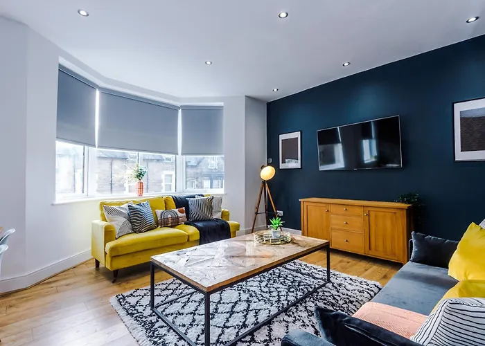Sleek 6 Bedroom Abode In Apartman *