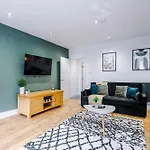 The Hub - 6 Bedrooms & Pool Table *