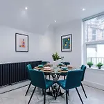 The Hub - 6 Bedrooms & Pool Table