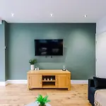 The Hub - 6 Bedrooms & Pool Table Apartment *