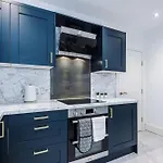 The Hub - 6 Bedrooms & Pool Table Apartment Harrogate