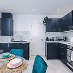 The Hub - 6 Bedrooms & Pool Table * Harrogate
