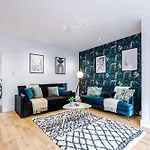 Apartment The Hub - 6 Bedrooms & Pool Table *