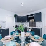The Hub - 6 Bedrooms & Pool Table