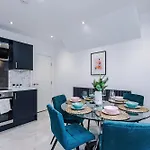 Apartment The Hub - 6 Bedrooms & Pool Table