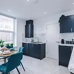 The Hub - 6 Bedrooms & Pool Table Apartment