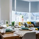 The Hub - 6 Bedrooms & Pool Table