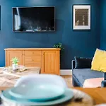 The Hub - 6 Bedrooms & Pool Table Apartment