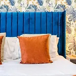 The Hub - 6 Bedrooms & Pool Table Apartment *