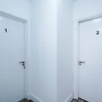 The Hub - 6 Bedrooms & Pool Table Apartment