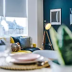 The Hub - 6 Bedrooms & Pool Table *