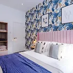 The Hub - 6 Bedrooms & Pool Table Apartment