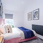 Apartment The Hub - 6 Bedrooms & Pool Table *