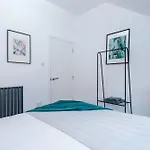 The Hub - 6 Bedrooms & Pool Table Apartment Harrogate
