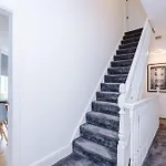 The Hub - 6 Bedrooms & Pool Table