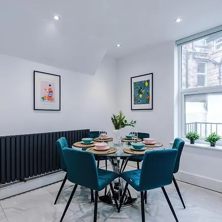The Hub - 6 Bedrooms & Pool Table