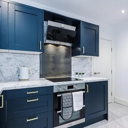 The Hub - 6 Bedrooms & Pool Table Apartment Harrogate
