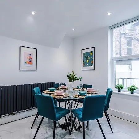 Stylish Boutique Flat In - Sleeps 16