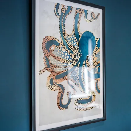 Apartment Sleek 6 Bedroom Abode In