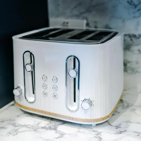 Sleek 6 Bedroom Abode In *