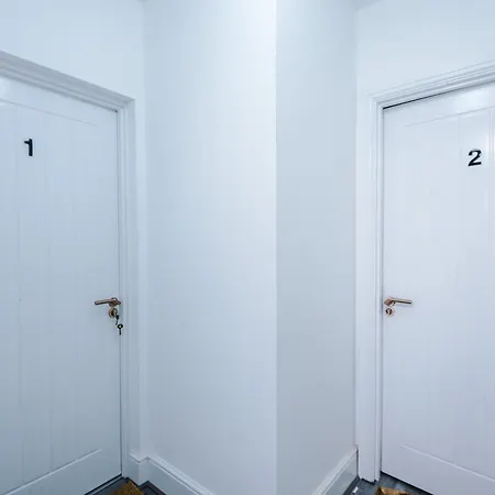 Stylish Boutique Flat In - Sleeps 16 아파트