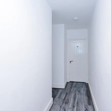 Apartment The Hub - 6 Bedrooms & Pool Table *