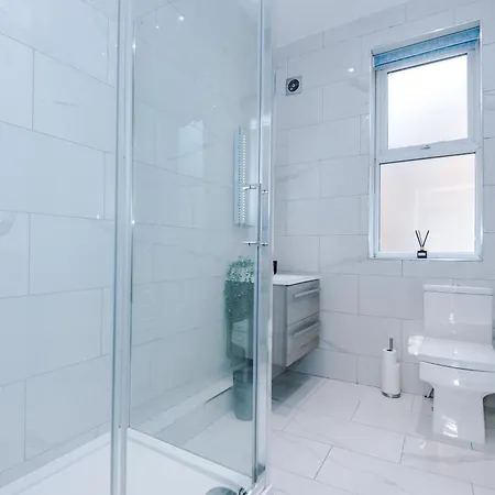 Stylish Boutique Flat In - Sleeps 16 아파트 *