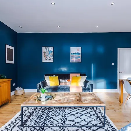 Stylish Boutique Flat In - Sleeps 16 아파트