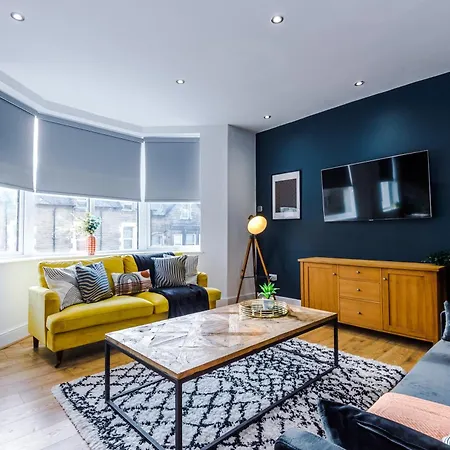 The Hub - 6 Bedrooms & Pool Table Apartment *