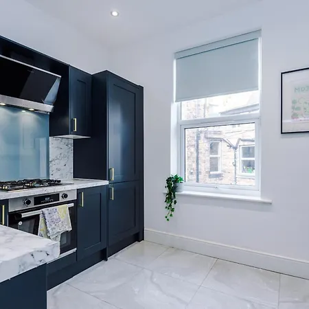 Stylish Boutique Flat In - Sleeps 16 *