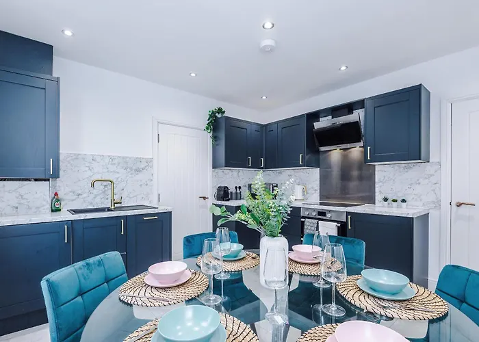 Apartment Sleek 6 Bedroom Abode In *