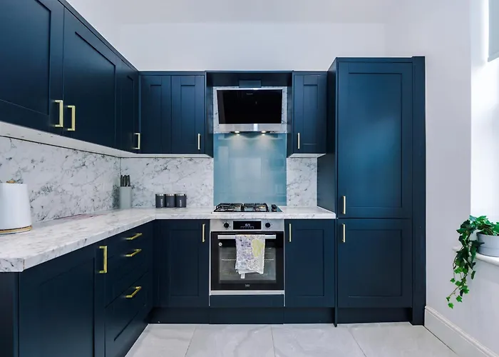 Apartment Sleek 6 Bedroom Abode In *