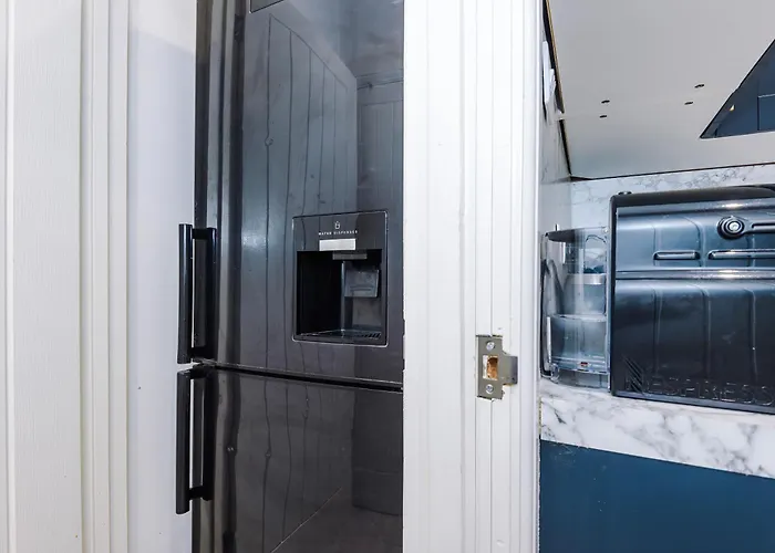 Apartment Sleek 6 Bedroom Abode In *