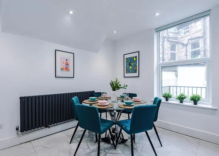 Sleek 6 Bedroom Abode In