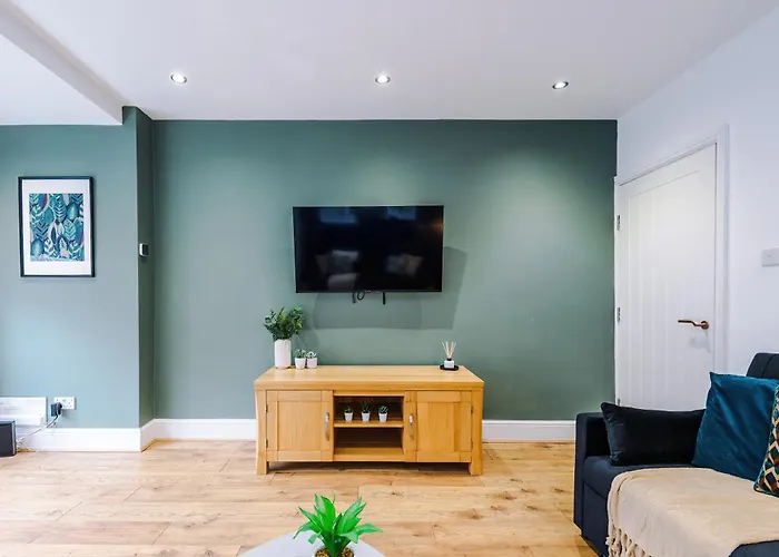 Sleek 6 Bedroom Abode In Apartment *