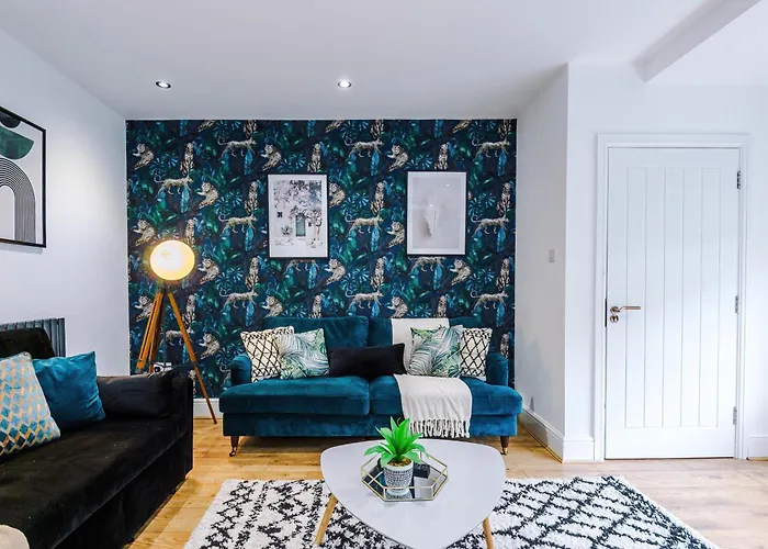 Sleek 6 Bedroom Abode In Apartment *