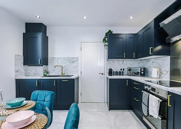 Sleek 6 Bedroom Abode In Apartment *