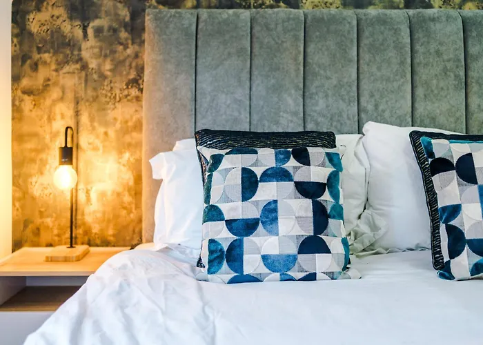 Apartment Sleek 6 Bedroom Abode In *