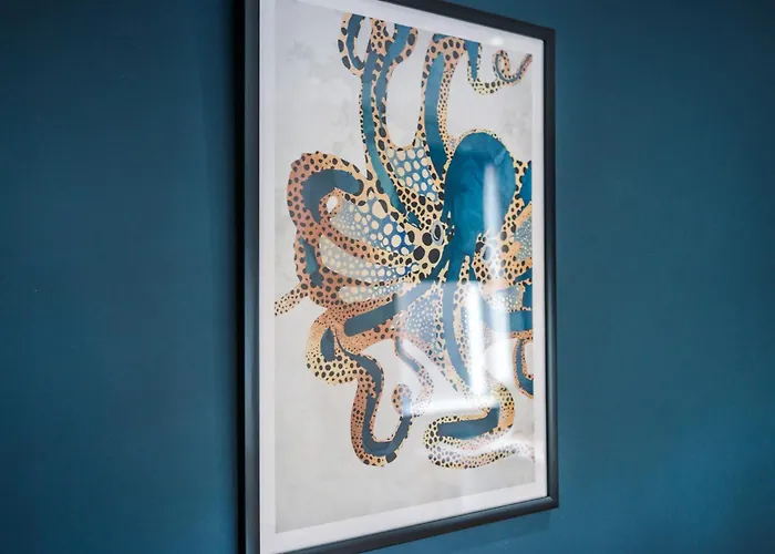 Apartment Sleek 6 Bedroom Abode In