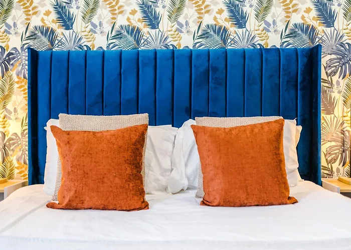 Sleek 6 Bedroom Abode In Apartment *