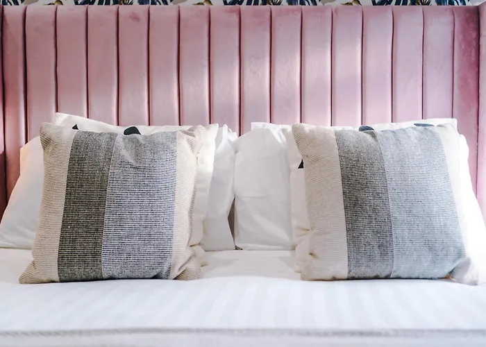 Apartment Sleek 6 Bedroom Abode In *