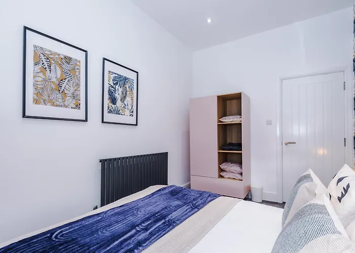 Sleek 6 Bedroom Abode In Apartment Harrogate