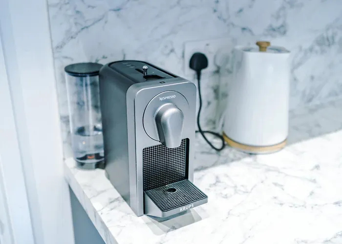 Apartment Sleek 6 Bedroom Abode In *