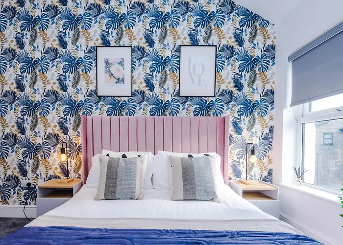 Apartment Sleek 6 Bedroom Abode In *