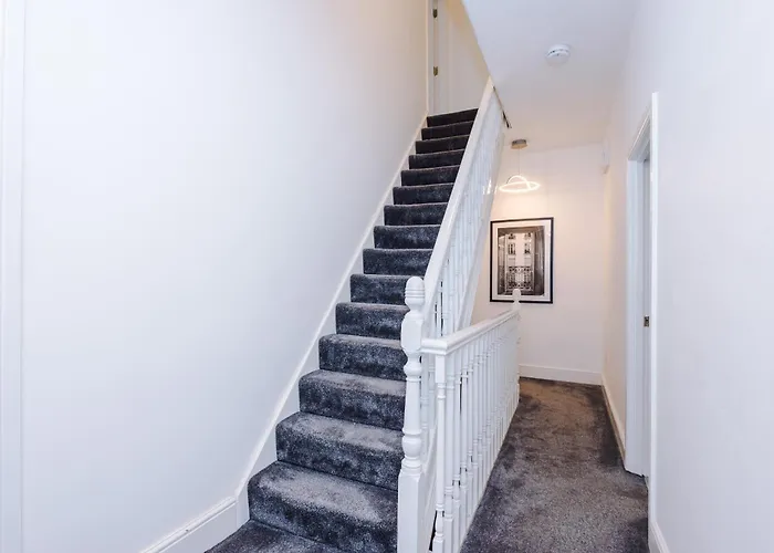 Sleek 6 Bedroom Abode In *