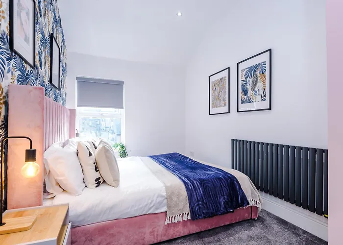 Apartment Sleek 6 Bedroom Abode In *